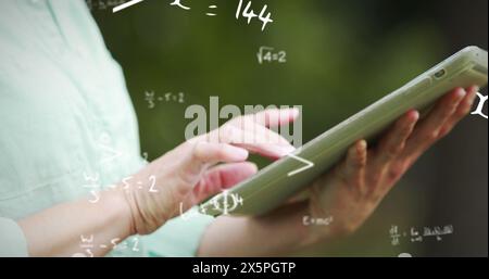 Darstellung mathematischer Gleichungen über kaukasierin mit Tablette Stockfoto