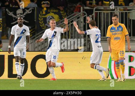 Frosinone, Italien. Mai 2024. Stadio Benito Stirpe, Frosinone, Italien - Davide Frattesi vom FC Internazionale Milano jubelt, nachdem er in der 19. Minute beim Fußball-Spiel der Serie A, Frosinone gegen Internazionale Milan, 10. Mai 2024, das Tor 0-1 erzielt hat (Foto: Roberto Ramaccia/SIPA USA) Credit: SIPA USA/Alamy Live News Stockfoto