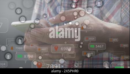 Bild von Social-Media-Symbolen, die über dem mittleren Teil eines Mannes mit Smartphone schweben Stockfoto