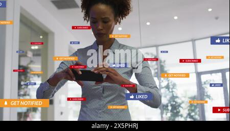 Bild von Social-Media-Ikonen und -Zahlen über birassische Geschäftsfrau Stockfoto