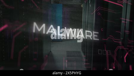 Bild des Malware-Textes im Leiterplattenmuster über dem Serverraum im Hintergrund. Digital Composite, Mehrfachbelastung, Virus, Rechenzentrum, Netzwerk, t Stockfoto