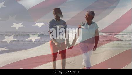 Bild von der Flagge der usa über glückliches, hochrangiges, verliebtes Paar, das am Strand spaziert Stockfoto