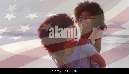 Bild der Flagge der usa über glücklicher afroamerikanischer Mutter mit Tochter am Strand Stockfoto