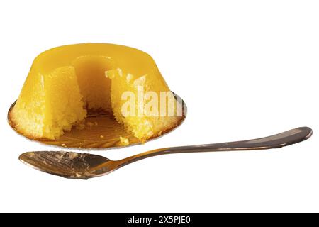 Quindim, klein, neben einem Dessertlöffel. Traditionelles brasilianisches Sweet 2. Stockfoto