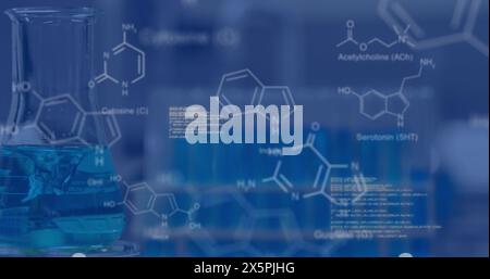 Bild der Datenverarbeitung und chemischen Formel über Bechern und Reagenzgläsern im Labor Stockfoto