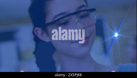 Bild von Datenverarbeitung und chemischer Formel über birassisches Schulmädchen Stockfoto