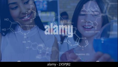 Bild der Datenverarbeitung und chemischen Formel über verschiedene Schüler und Lehrer Stockfoto