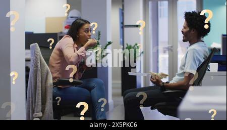 Bild von Fragezeichen über afroamerikanischen Kollegen, die während des Essens im Büro sprechen Stockfoto