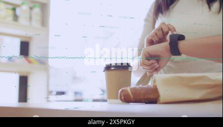 Bild von der Verarbeitung von Finanzdaten über die Frau, die mit dem Smartphone bezahlt Stockfoto