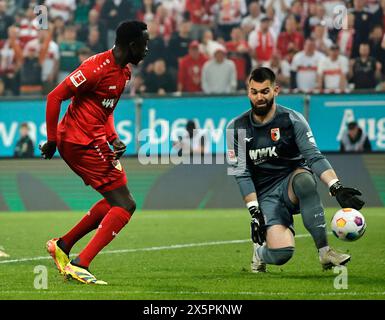 Augsburg, Deutschland. Mai 2024. Silas Katompa-Mvumpa (L) von Stuttgart schießt beim Fußball-Spiel der ersten Bundesliga zwischen dem FC Augsburg und dem VfB Stuttgart in Augsburg am 10. Mai 2024. Quelle: Philippe Ruiz/Xinhua/Alamy Live News Stockfoto