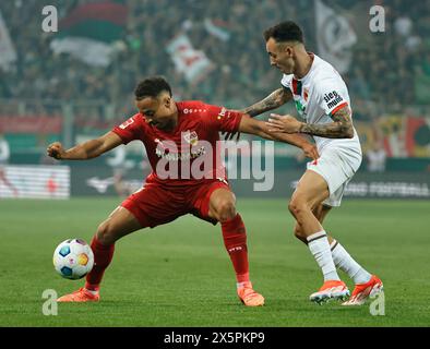 Augsburg, Deutschland. Mai 2024. Iago Amaral Borduchi (R) aus Augsburg streitet mit Jamie Leweling aus Stuttgart während des Fußballspiels der ersten Bundesliga zwischen dem FC Augsburg und dem VfB Stuttgart am 10. Mai 2024 in Augsburg. Quelle: Philippe Ruiz/Xinhua/Alamy Live News Stockfoto