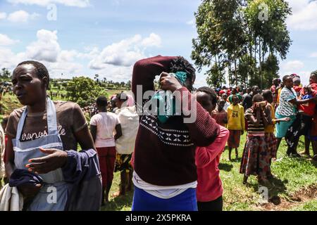 Nakuru, Kenia. Mai 2024. Die von Trauer geplagten Gemeindemitglieder reagieren auf die Genesung einer der Leichen der beiden jungen Schwestern, die beim Versuch, den geschwollenen Njoro River in Ketiro Village, Nakuru County, zu überqueren, ertranken. Ihr tragischer Tod erhöht die Zahl von mindestens 230 Menschen, die nach starken Regenfällen, die in Kenia zu großen Überschwemmungen geführt haben, ihr Leben verloren haben. Quelle: SOPA Images Limited/Alamy Live News Stockfoto