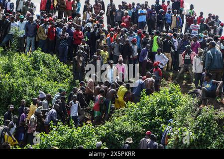 Nakuru, Kenia. Mai 2024. Mitglieder der Gemeinde tragen die Leiche einer der beiden jungen Schwestern, die beim Versuch, den geschwollenen Njoro River in Ketiro Village im Nakuru County zu überqueren, ertranken. Ihr tragischer Tod erhöht die Zahl von mindestens 230 Menschen, die nach starken Regenfällen, die in Kenia zu großen Überschwemmungen geführt haben, ihr Leben verloren haben. Quelle: SOPA Images Limited/Alamy Live News Stockfoto