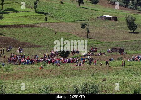 Nakuru, Kenia. Mai 2024. Mitglieder der Gemeinde beobachten, wie einheimische Taucher nach Leichen von zwei jungen Schwestern suchen, die ertrunken sind, als sie versuchten, einen geschwollenen Njoro River in Ketiro Village, Nakuru County, zu überqueren. Ihr tragischer Tod erhöht die Zahl von mindestens 230 Menschen, die nach starken Regenfällen, die in Kenia zu großen Überschwemmungen geführt haben, ihr Leben verloren haben. Quelle: SOPA Images Limited/Alamy Live News Stockfoto