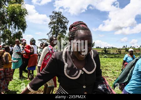 Nakuru, Kenia. Mai 2024. Die von Trauer geplagten Gemeindemitglieder reagieren auf die Genesung einer der Leichen der beiden jungen Schwestern, die beim Versuch, den geschwollenen Njoro River in Ketiro Village, Nakuru County, zu überqueren, ertranken. Ihr tragischer Tod erhöht die Zahl von mindestens 230 Menschen, die nach starken Regenfällen, die in Kenia zu großen Überschwemmungen geführt haben, ihr Leben verloren haben. (Foto: James Wakibia/SOPA Images/SIPA USA) Credit: SIPA USA/Alamy Live News Stockfoto
