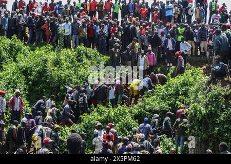 Nakuru, Kenia. Mai 2024. Mitglieder der Gemeinde tragen die Leiche einer der beiden jungen Schwestern, die beim Versuch, den geschwollenen Njoro River in Ketiro Village im Nakuru County zu überqueren, ertranken. Ihr tragischer Tod erhöht die Zahl von mindestens 230 Menschen, die nach starken Regenfällen, die in Kenia zu großen Überschwemmungen geführt haben, ihr Leben verloren haben. (Foto: James Wakibia/SOPA Images/SIPA USA) Credit: SIPA USA/Alamy Live News Stockfoto