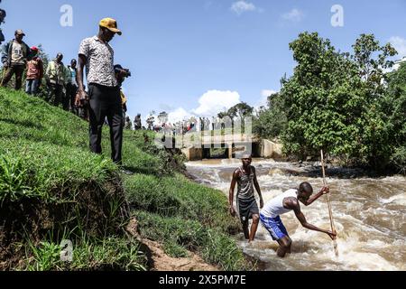 Nakuru, Kenia. Mai 2024. Einheimische Taucher suchen nach Leichen von zwei jungen Schwestern, die ertranken, als sie versuchten, einen geschwollenen Njoro River im Ketiro Village im Nakuru County zu überqueren. Ihr tragischer Tod erhöht die Zahl von mindestens 230 Menschen, die nach starken Regenfällen, die in Kenia zu großen Überschwemmungen geführt haben, ihr Leben verloren haben. (Foto: James Wakibia/SOPA Images/SIPA USA) Credit: SIPA USA/Alamy Live News Stockfoto