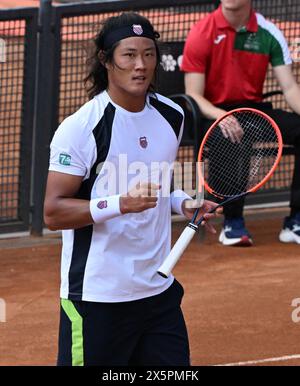 Rom, Italien. Mai 2024. Zhang Zhizhen aus China feiert das Scoring im Einzel-Spiel der Männer 64 gegen Adrian Mannarino aus Frankreich bei den Italian Open in Rom, Italien, am 10. Mai 2024. Quelle: Alberto Lingria/Xinhua/Alamy Live News Stockfoto