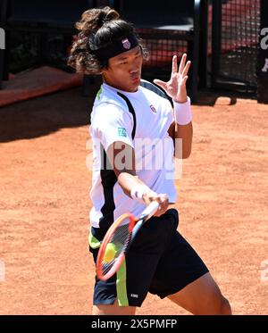 Rom, Italien. Mai 2024. Zhang Zhizhen aus China gibt einen Schuss im Einzel-Spiel der Männer 64 gegen Adrian Mannarino aus Frankreich bei den Italian Open in Rom, Italien, am 10. Mai 2024 zurück. Quelle: Alberto Lingria/Xinhua/Alamy Live News Stockfoto