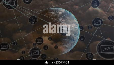 Abbildung der Symbole für Laptop und Telefon, die mit Linien über der Erde gegen bewölktem Himmel verbunden sind Stockfoto