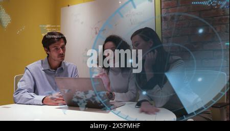 Eine Gruppe von Menschen, die in einem modernen Büro zusammenarbeiten Stockfoto