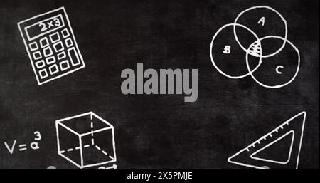 Abbildung der Symbole des mathematischen Konzepts vor dem Kopierraum auf dem Hintergrund der schwarzen Tafel Stockfoto