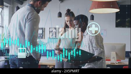 Bild von Symbolen, mehrere Diagramme mit wechselnden Zahlen, verschiedene Kollegen, die Ideen im Büro austauschen Stockfoto