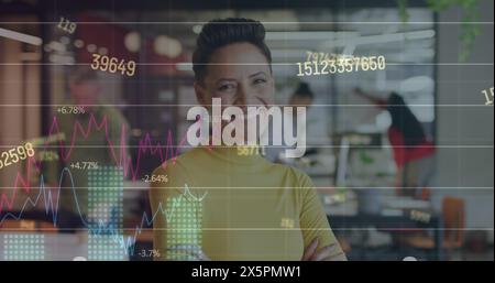 Bild der statistischen Datenverarbeitung gegen Porträt einer im Büro lächelnden Frau Stockfoto
