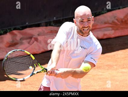 Rom, Italien. Mai 2024. Adrian Mannarino aus Frankreich gibt im Einzelspiel der Männer 64 gegen Zhang Zhizhen aus China bei den Italian Open in Rom, Italien, am 10. Mai 2024 einen Schuss zurück. Quelle: Alberto Lingria/Xinhua/Alamy Live News Stockfoto