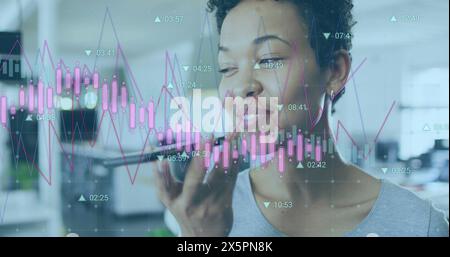 Bild von mehreren Diagrammen, wechselnde Zahlen über birassische Frau, die auf dem Handy spricht Stockfoto