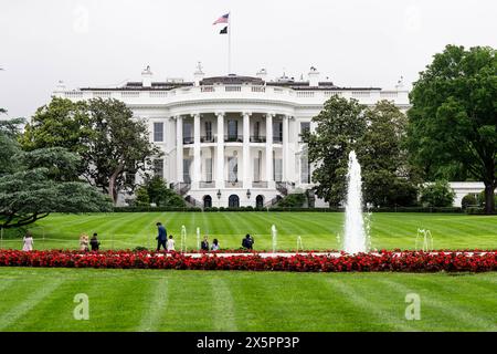 Washington, Usa. Mai 2024. Das Weiße Haus (mit einem Brunnen auf dem Südrasen), wie vom Südrasen aus gesehen, während einer Führung durch die Gärten des Weißen Hauses im Weißen Haus in Washington. Quelle: SOPA Images Limited/Alamy Live News Stockfoto