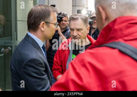 Piotr Duda (Leiter der Solidarnosc) spricht während der Demonstration der Landwirte mit dem Vertreter der Europäischen Kommission in Polen. Polnische Gewerkschaften, Landwirte und Gegner der Polandís pro-europäischen Regierung versammelten sich in der Innenstadt von Warschau, um gegen den europäischen Unionís-Grünen Deal und die Klimapolitik zu protestieren. Der marsch wurde von der unabhängigen Gewerkschaft Solidarnosc (NSZZ Solidarnosc) organisiert, die die Interessen der Bauern vertritt, die sich entschieden gegen die Klimapolitik von EUís wenden, und von der nationalkonservativen Oppositionspartei Recht und Gerechtigkeit. (Foto: Marek Antoni Iwanczuk Stockfoto