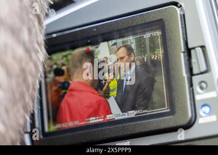 Piotr Duda (Leiter der Solidarnosc) spricht während der Demonstration der Landwirte mit dem Vertreter der Europäischen Kommission in Polen. Polnische Gewerkschaften, Landwirte und Gegner der Polandís pro-europäischen Regierung versammelten sich in der Innenstadt von Warschau, um gegen den europäischen Unionís-Grünen Deal und die Klimapolitik zu protestieren. Der marsch wurde von der unabhängigen Gewerkschaft Solidarnosc (NSZZ Solidarnosc) organisiert, die die Interessen der Bauern vertritt, die sich entschieden gegen die Klimapolitik von EUís wenden, und von der nationalkonservativen Oppositionspartei Recht und Gerechtigkeit. (Foto: Marek Antoni Iwanczuk Stockfoto