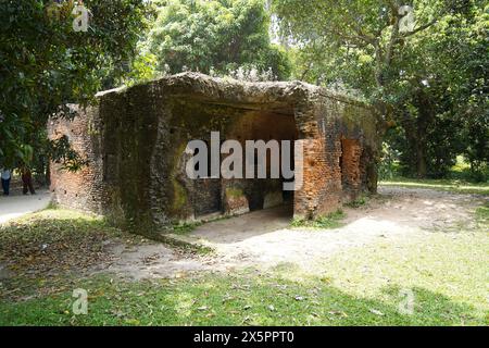 23 Panam City. Sonargaon, Narayanganj, Bangladesch. Indo-britischer Architekturstil, einstöckiges, verlassenes Hindu-Haus aus dem späten 19. Jahrhundert. Stockfoto