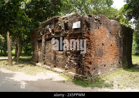 23 Panam City. Sonargaon, Narayanganj, Bangladesch. Indo-britischer Architekturstil, einstöckiges, verlassenes Hindu-Haus aus dem späten 19. Jahrhundert. Stockfoto