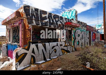 Das mit Graffiti bedeckte Diner am Twin Arrows Trading Post befindet sich entlang der alten Route 66 östlich von Flagstaff, Arizona Stockfoto