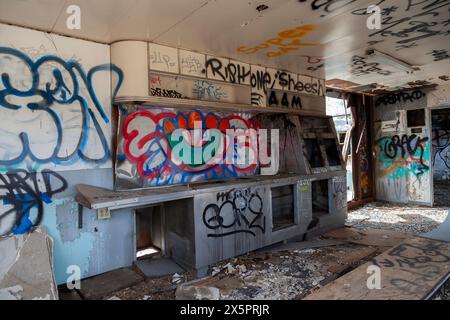 Graffiti und Trümmer bedecken das Innere des Valentine Diner im verlassenen Twin Arrows Trading Post in Arizona Stockfoto