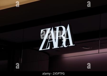 Warschau, Polen. Mai 2024. Das Zara-Logo ist an einem Schaufenster in einer Hauptstraße in Warschau zu sehen. Das Land dürfte 2024 ein Wirtschaftswachstum von etwa 3 % verzeichnen, das durch den öffentlichen Verbrauch stark angetrieben wird. Quelle: SOPA Images Limited/Alamy Live News Stockfoto