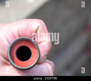 Die neue Gummidichtung wird in einer Innenverbindung des Gartenschlauchs ausgetauscht, um eine wasserdichte Kupplung zu haben. Stockfoto