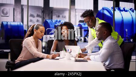 Das Team Von Geschäftsleuten Und Mitarbeitern Im Kraftwerk Stockfoto