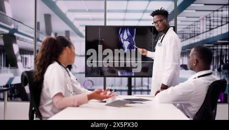 Radiologen, die sich Knie-MRT-Bilder ansehen Stockfoto