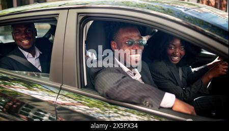 Gemeinsame Nutzung Der Fahrbahn Im Pool. Afrikanische Menschen Nutzen Car Share Stockfoto