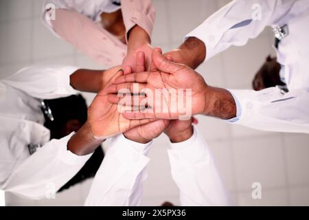 Low Angle View von lächelnden medizinisches Team Stapeln Hände Stockfoto