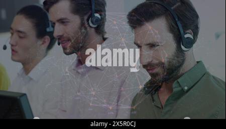 Verschiedene Freunde arbeiten zusammen und tragen Headsets Stockfoto