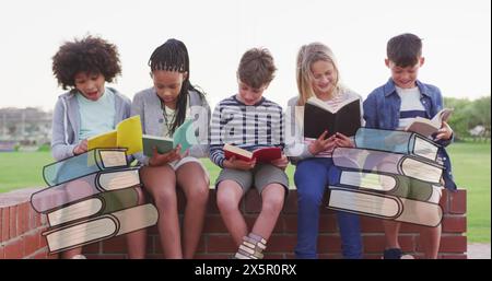 Bild von Büchern, die sich über glückliche, vielfältige Schulkinder bewegen, die Bücher in der Schule lesen Stockfoto