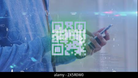 Bild von Formen, Lichtern und qr-Code über den Händen eines kaukasiers mit Smartphone Stockfoto