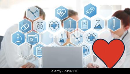 Bild medizinischer Ikonen über kaukasischen Ärzten, die sprechen Stockfoto