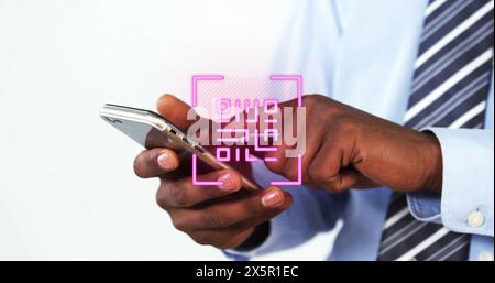 Bild des qr-Codes über der Mitte eines afroamerikanischen Geschäftsmannes mit Smartphone Stockfoto