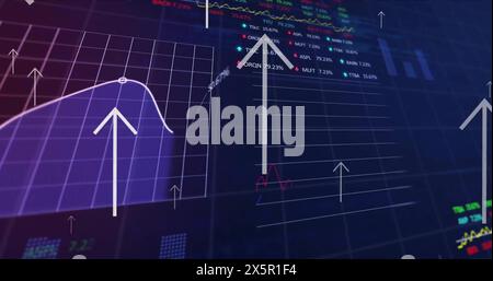 Bild von Pfeilen nach oben, Diagrammen, Handelstafeln und Computersprache auf schwarzem Hintergrund Stockfoto