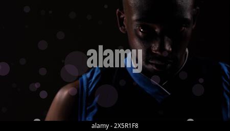 Afroamerikaner mit blauem Tanktop und Blick nach unten Stockfoto
